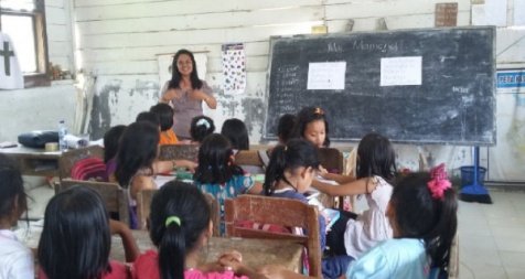 <p>English course class for Elementary students at Pardamean Nainggolan village - part of free English course program</p>

